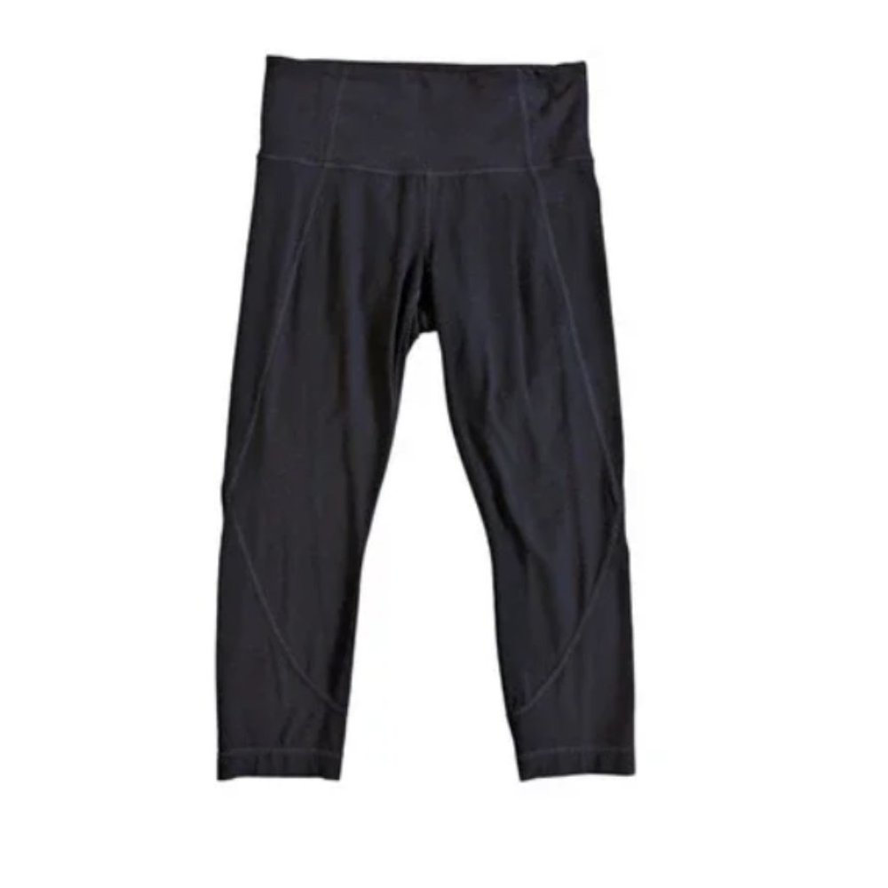 Black Athleta Salutation Capri Leggings in Powervita